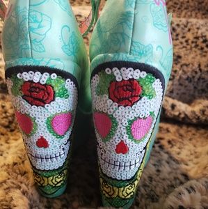 *NWOB Never Worn*Day of the Dead Iron Fist Wedges